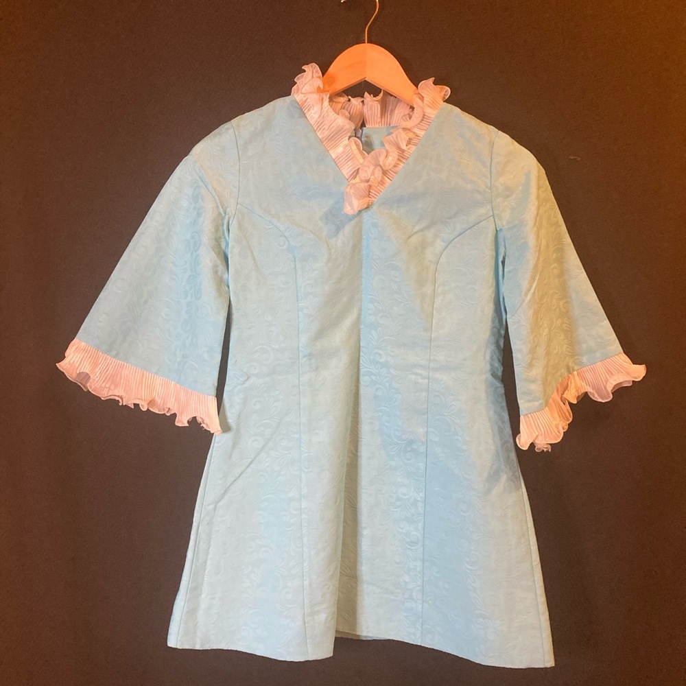 Girl’s size 6-7 vintage dress.